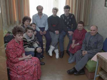 1991: Die ersten deutschstämmigen Aussiedler aus der Sowjetunion, Polen und Rumänien sind im neu eingerichteten Landesdurchgangslager Peitz eingetroffen.