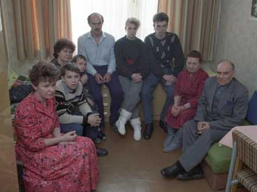 1991: Die ersten deutschstämmigen Aussiedler aus der Sowjetunion, Polen und Rumänien sind im neu eingerichteten Landesdurchgangslager Peitz eingetroffen. 1991: Die ersten deutschstämmigen Aussiedler aus der Sowjetunion, Polen und Rumänien sind im neu eingerichteten Landesdurchgangslager Peitz eingetroffen.