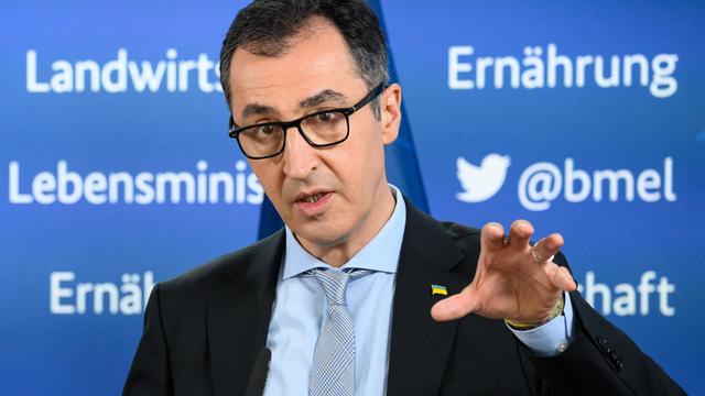 Cem Özdemir (Bündnis 90/Die Grünen), Bundesminister für Ernährung und Landwirtschaft äußert sich auf einer Pressekonferenz beim Sondertreffen der G7-Agrarministerinnen und -minister 