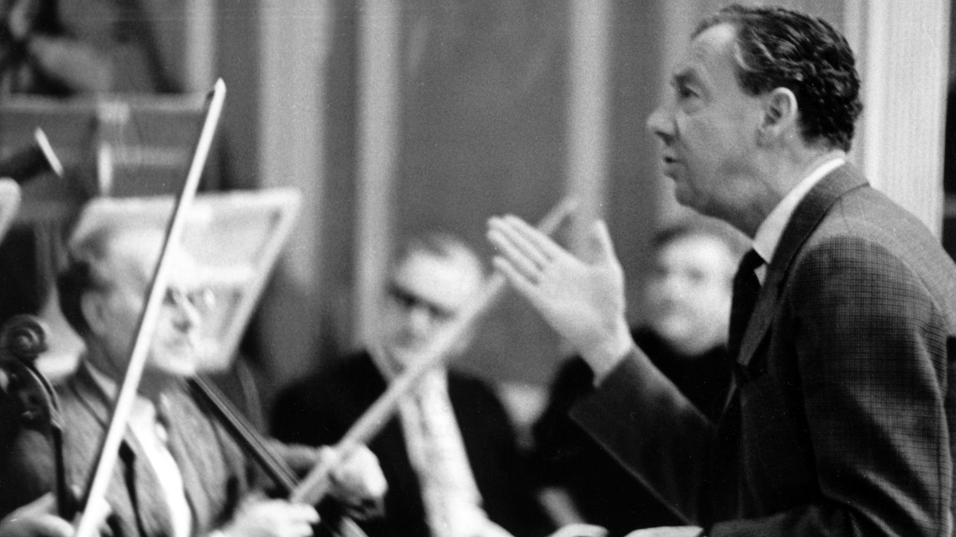 Der britische Komponist Benjamin Britten (r) probt am 5. Januar 1968 in Ost-Berlin mit dem Kammerorchester der Deutschen Staatsoper für die am Abend stattfindende Aufführung seines Werks "War Requiem"