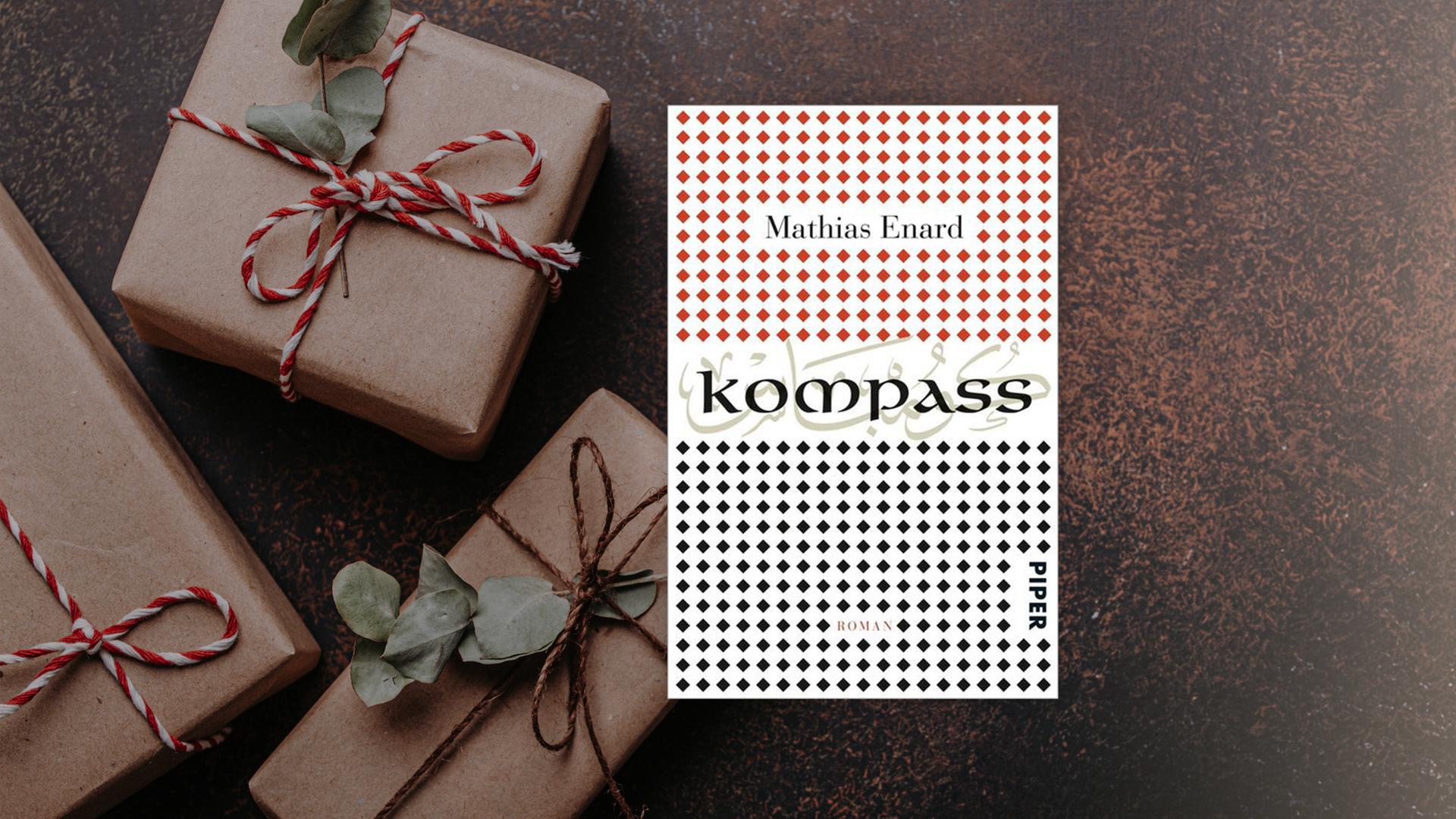 Buchcover von Mathias Enard "Kompass". Im Hintergrund liegen Päckchen mit roten Schleifen. Buchcover von Mathias Enard "Kompass". Im Hintergrund liegen Päckchen mit roten Schleifen.
