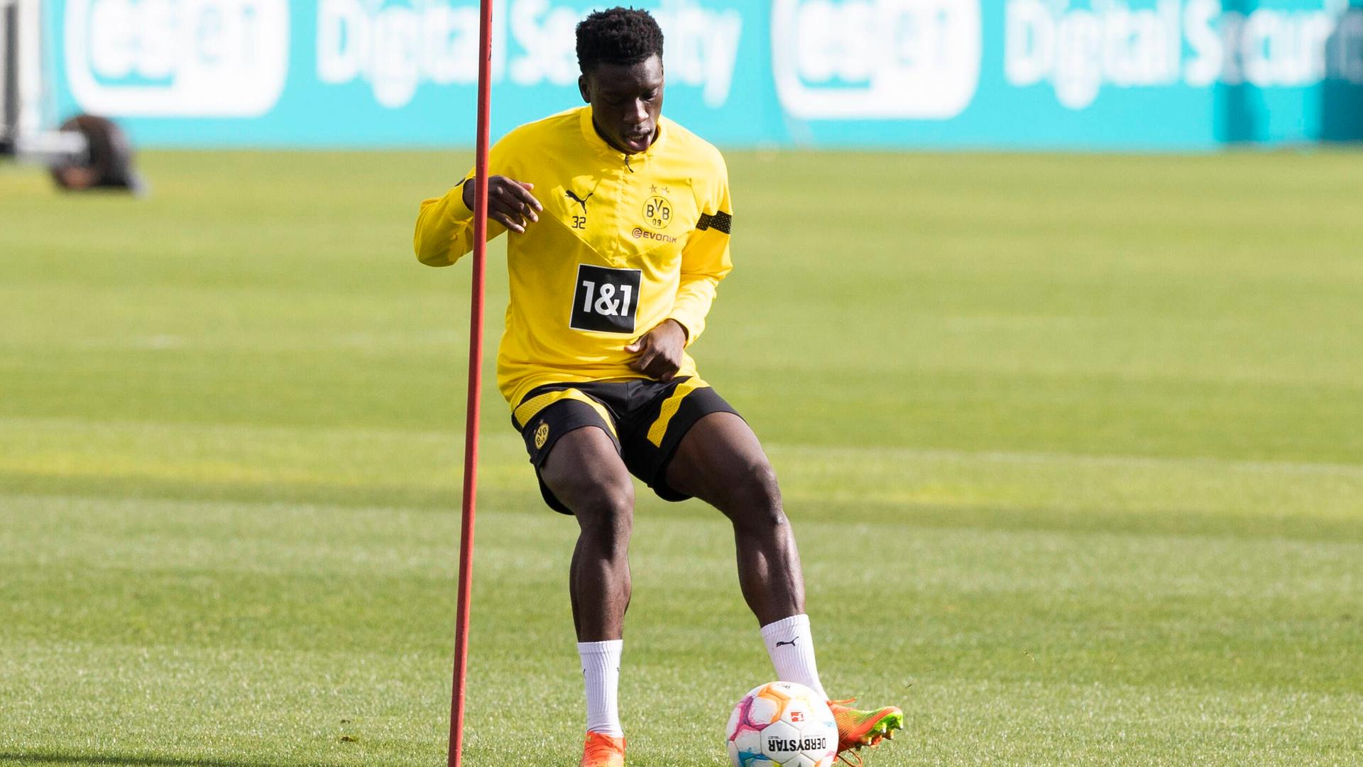 Abdoulaye Kamara umspielt mit dem Ball den Eckpfosten. Abdoulaye Kamara umspielt mit dem Ball den Eckpfosten.