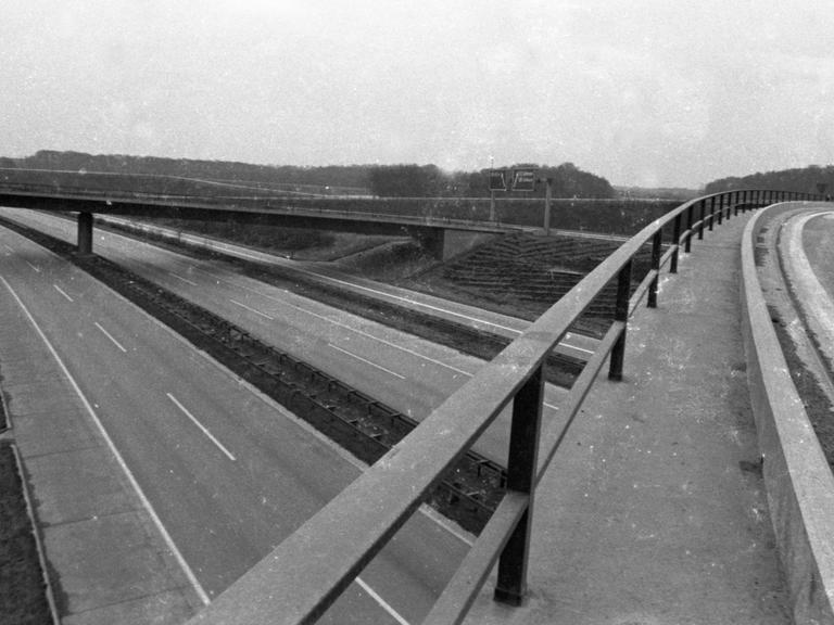 Leere Autobahn am 2. autolosen Sonntag am 1.12.1973 im Ruhrgebiet, Kamener Kreuz bei Duisburg