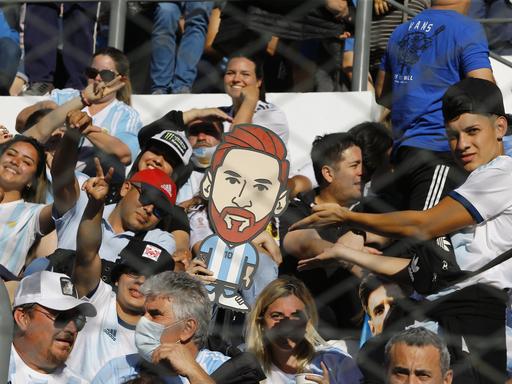 Argentinische Fußballfans mit einer Messi-Figur.