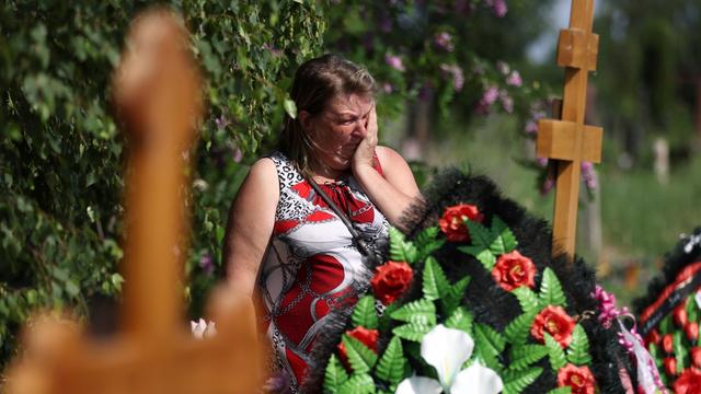 Juni 2022: Eine trauernde Frau, deren Sohn im Kiewer Vorort Butscha erschossen worden war. Nach dem Abzug russischer Truppen waren in Butscha Hunderte getötete Zivilisten teilsweise mit gefesselten Händen auf den Straßen gefunden worden. Butscha gilt seitdem als Symbol für schwerste Kriegsverbrechen.