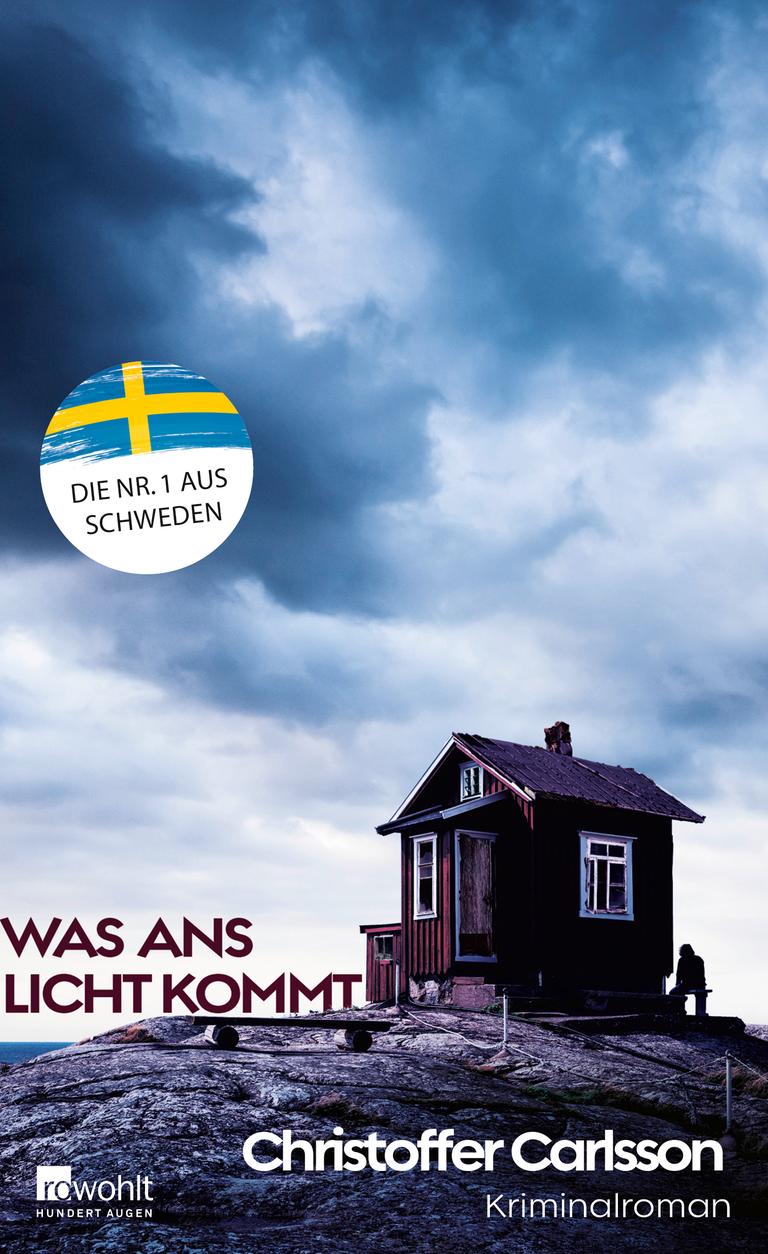 Auf dem Bild ist eine einsame schwedische Holzhütte am Strand zu sehen. Vor der Hütte eine Person in einer Regenjacke, im Hintergrund ist das Meer. Neben der Horizontlinie der Buchtitel und der Autorenname. Auf dem Bild ist eine einsame schwedische Holzhütte am Strand zu sehen. Vor der Hütte eine Person in einer Regenjacke, im Hintergrund ist das Meer. Neben der Horizontlinie der Buchtitel und der Autorenname.