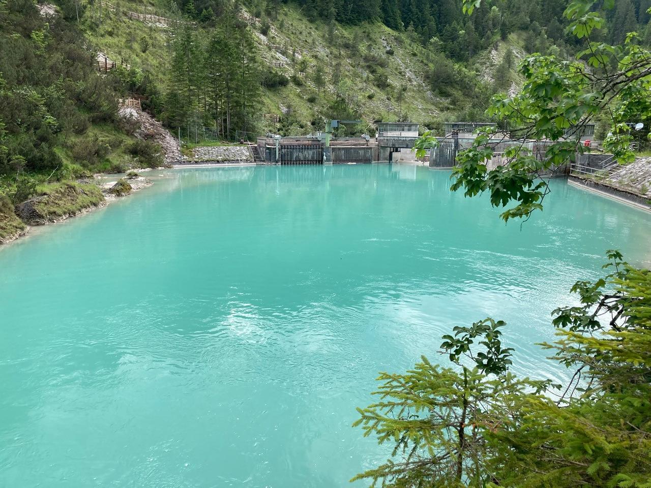 Blick auf einen Stausee. Blick auf einen Stausee.