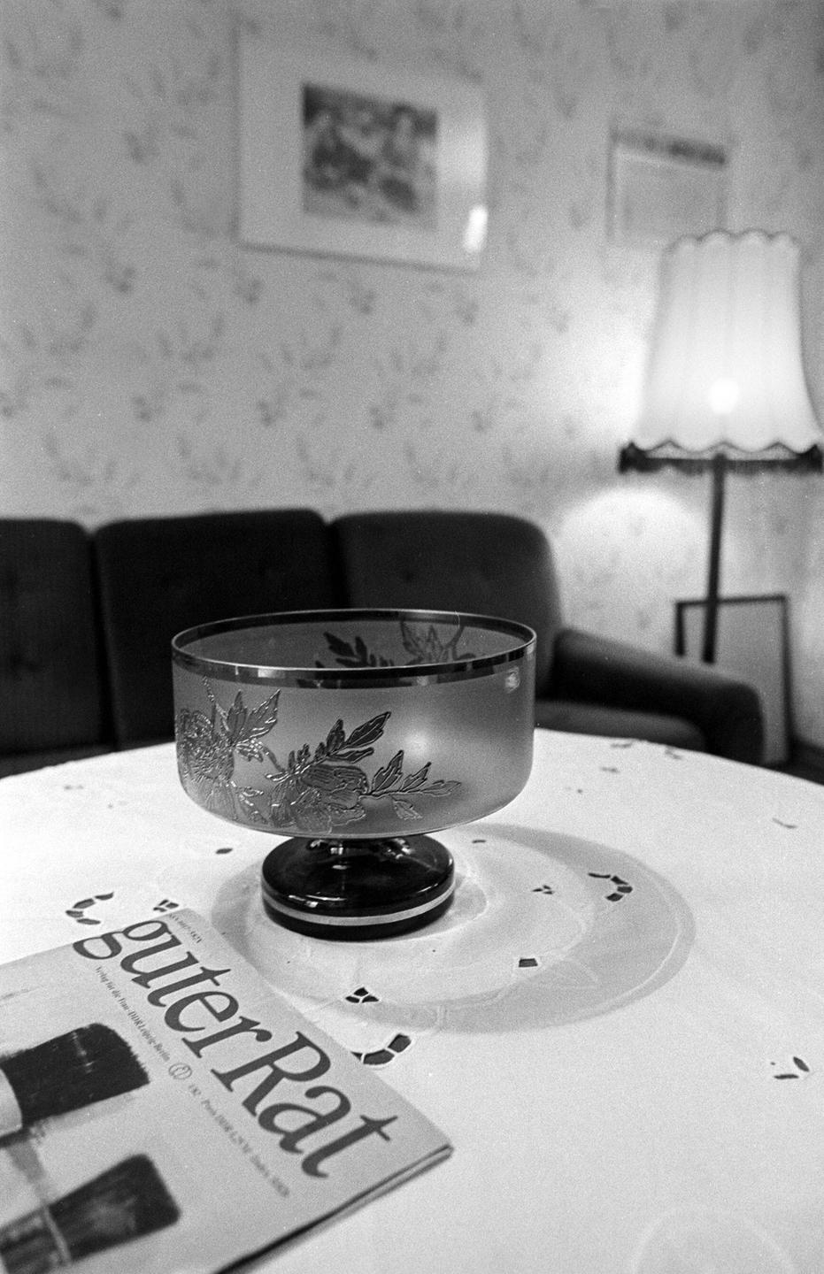 Eine Plattenbau-Museumswohnung in Berlin-Hellersdorf mit der Zeitschrift "guter Rat". Eine Plattenbau-Museumswohnung in Berlin-Hellersdorf mit der Zeitschrift "guter Rat".