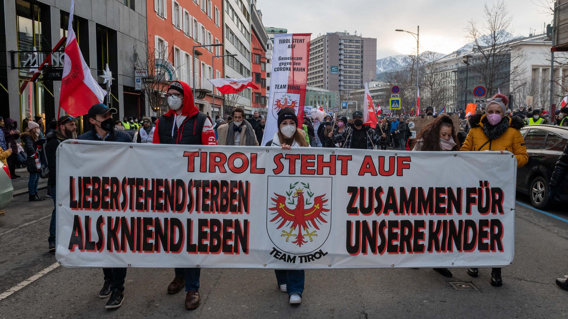 Lieber Stehend Sterben Als Kniend Leben Bedeutung www.deutschlandfunk.de
