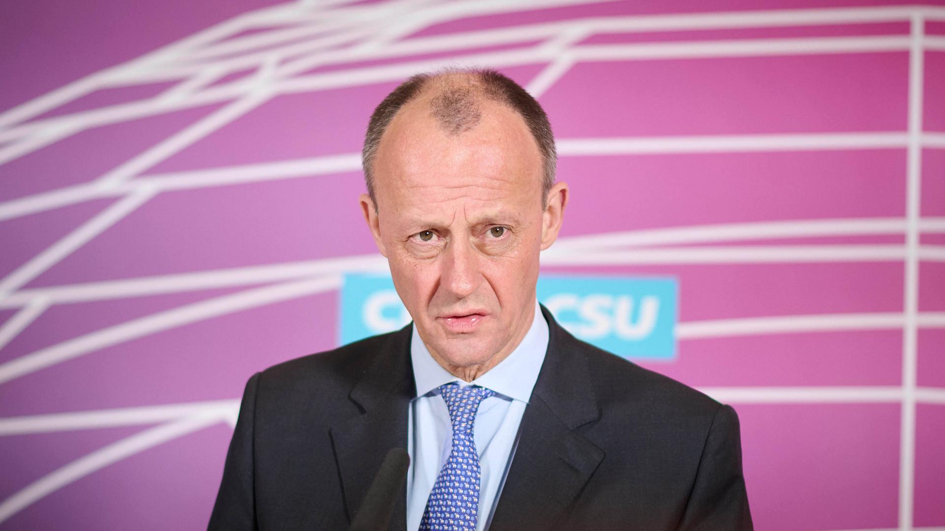 Friedrich Merz, Vorsitzender der CDU/CSU-Bundestagsfraktion, während der Pressekonferenz zu den Ereignissen in der Ukraine im Deutschen Bundestag am 24.02.2022 in Berlin