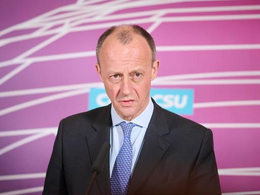 Friedrich Merz, Vorsitzender der CDU/CSU-Bundestagsfraktion, während der Pressekonferenz zu den Ereignissen in der Ukraine im Deutschen Bundestag am 24.02.2022 in Berlin