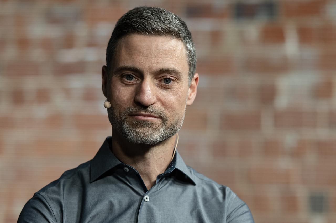 Meron Mendel, Direktor der Bildungsstätte Anne Frank, spricht bei einem Podium der Bildungsstätte Anne Frank und der Trägergemeinschaft documenta gGmbH zum Thema "Antisemitismus in der Kunst". Meron Mendel, Direktor der Bildungsstätte Anne Frank, spricht bei einem Podium der Bildungsstätte Anne Frank und der Trägergemeinschaft documenta gGmbH zum Thema "Antisemitismus in der Kunst".