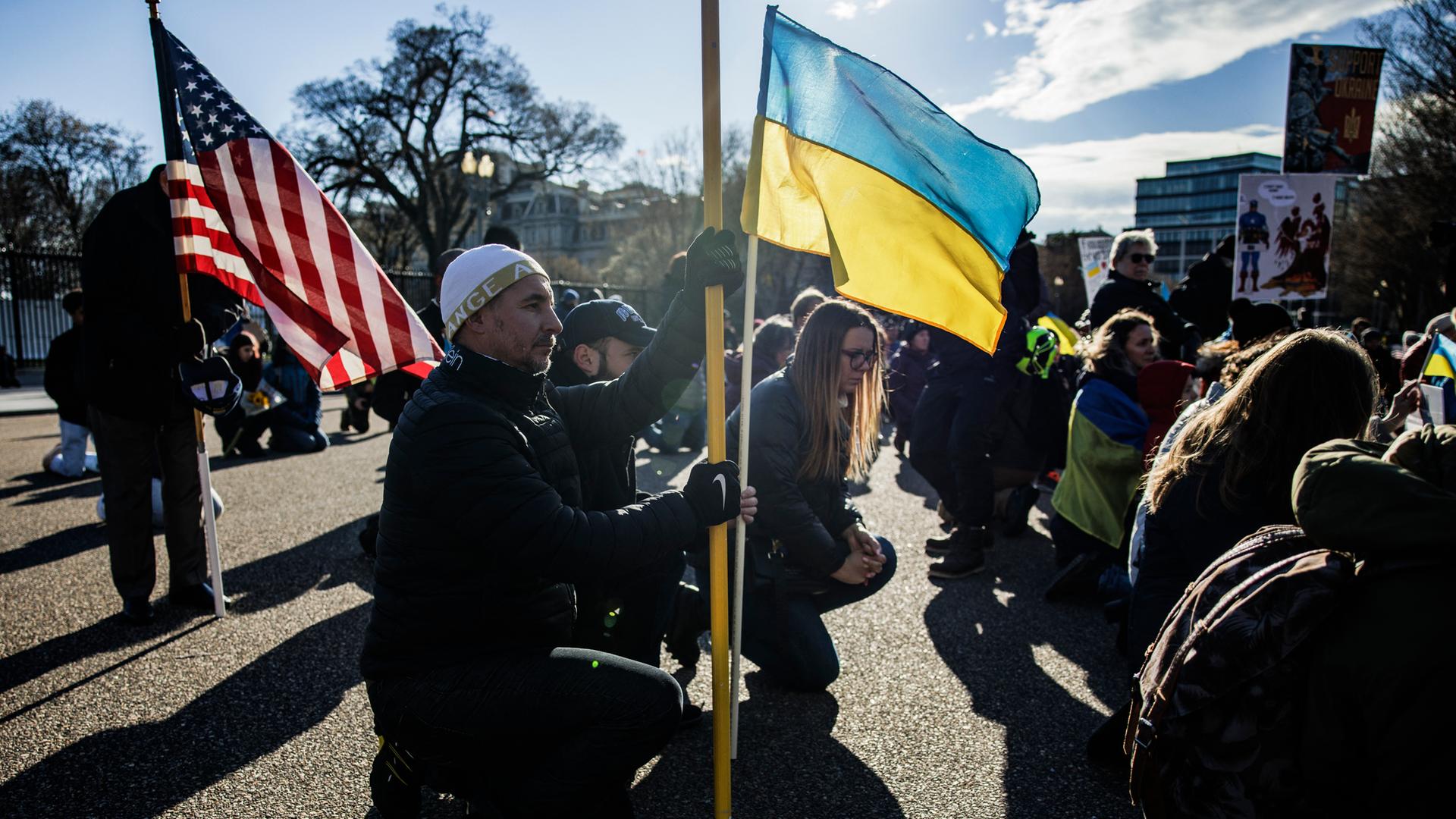 Schweigeminute während einer Friedensdemo vor dem Weißen Haus in Washington DC. am 13. März 2022 aus Anlass des Krieges in der Ukraine Schweigeminute während einer Friedensdemo vor dem Weißen Haus in Washington DC. am 13. März 2022 aus Anlass des Krieges in der Ukraine