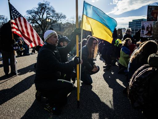 Schweigeminute während einer Friedensdemo vor dem Weißen Haus in Washington DC. am 13. März 2022 aus Anlass des Krieges in der Ukraine