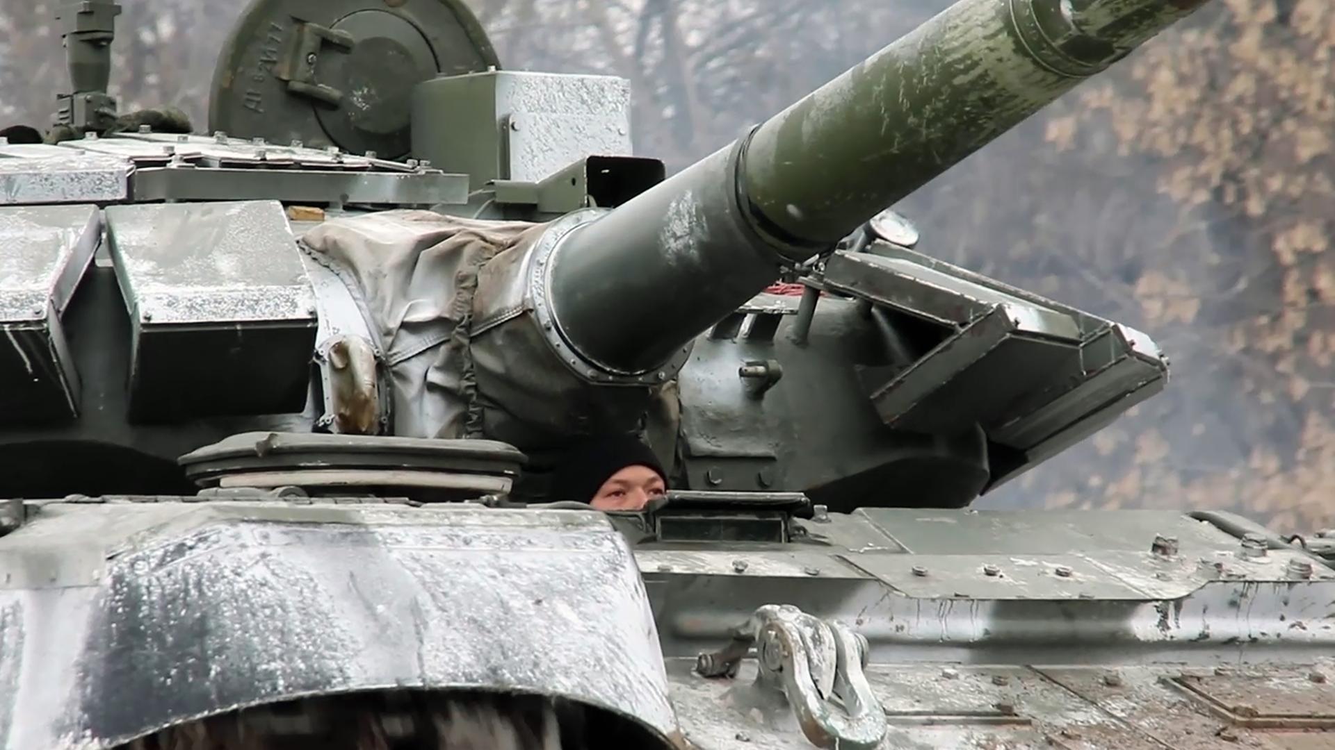 Ein russischer Panzer, der an der Grenze zur Ukraine stationiert ist. Ein russischer Panzer, der an der Grenze zur Ukraine stationiert ist.