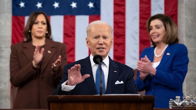 US-Präsident Joe Biden bei seiner State-of-the-Union-Rede im Kongress, hinter ihm Vizepräsident Kamala Harris und Parlamentspräsidentin Nancy Pelosi 