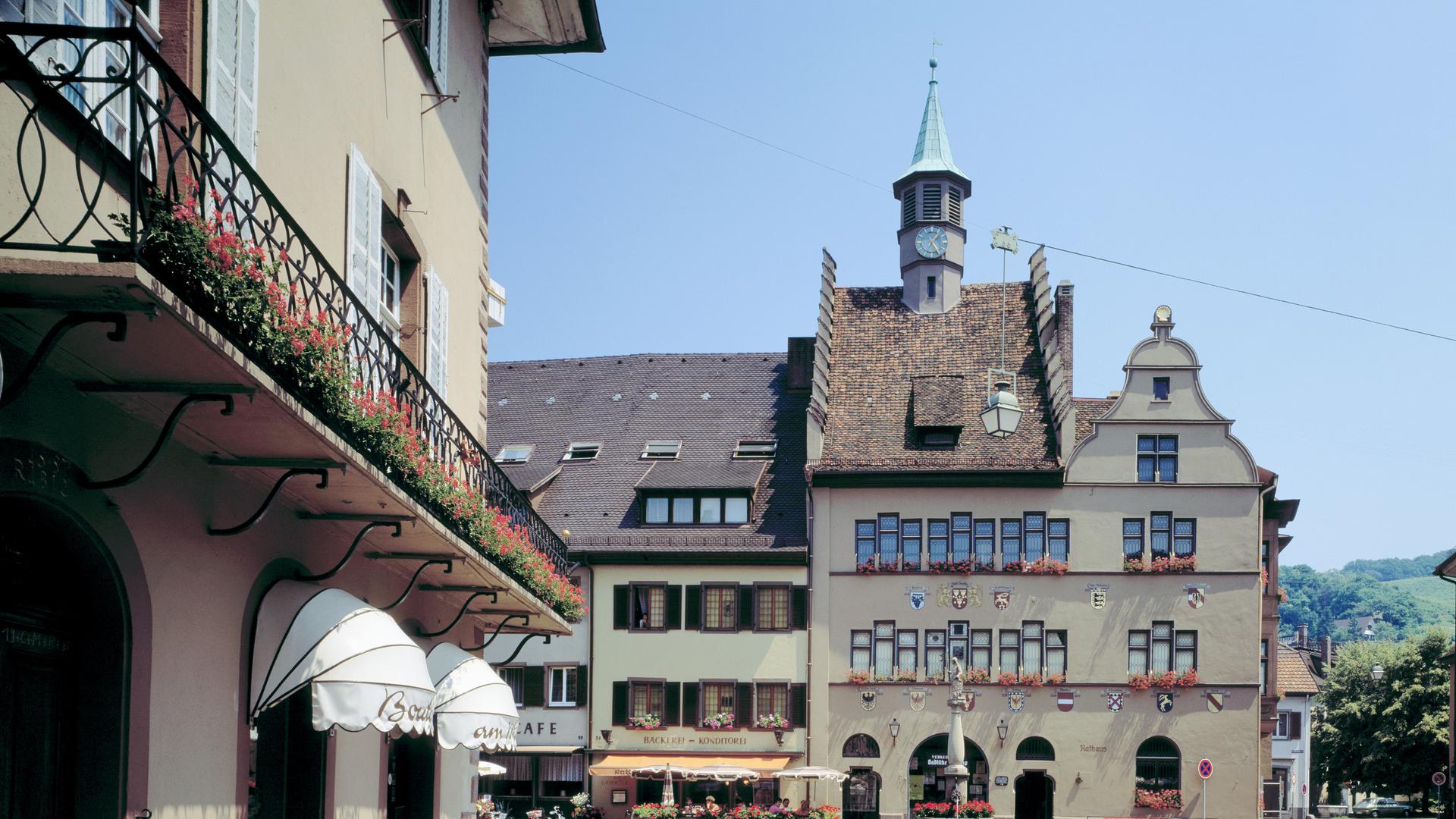 Marktplatz in Staufen im Breisgau mit Rathaus.