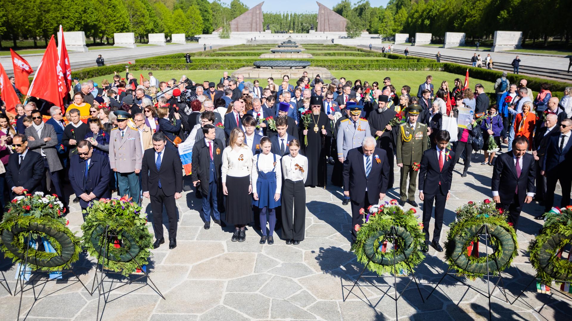 In Berlin erinnern Menschen an das Ende vom 2. Welt-Krieg. Die Menschen legen Blumen an einem Denkmal ab. In Berlin erinnern Menschen an das Ende vom 2. Welt-Krieg. Die Menschen legen Blumen an einem Denkmal ab.