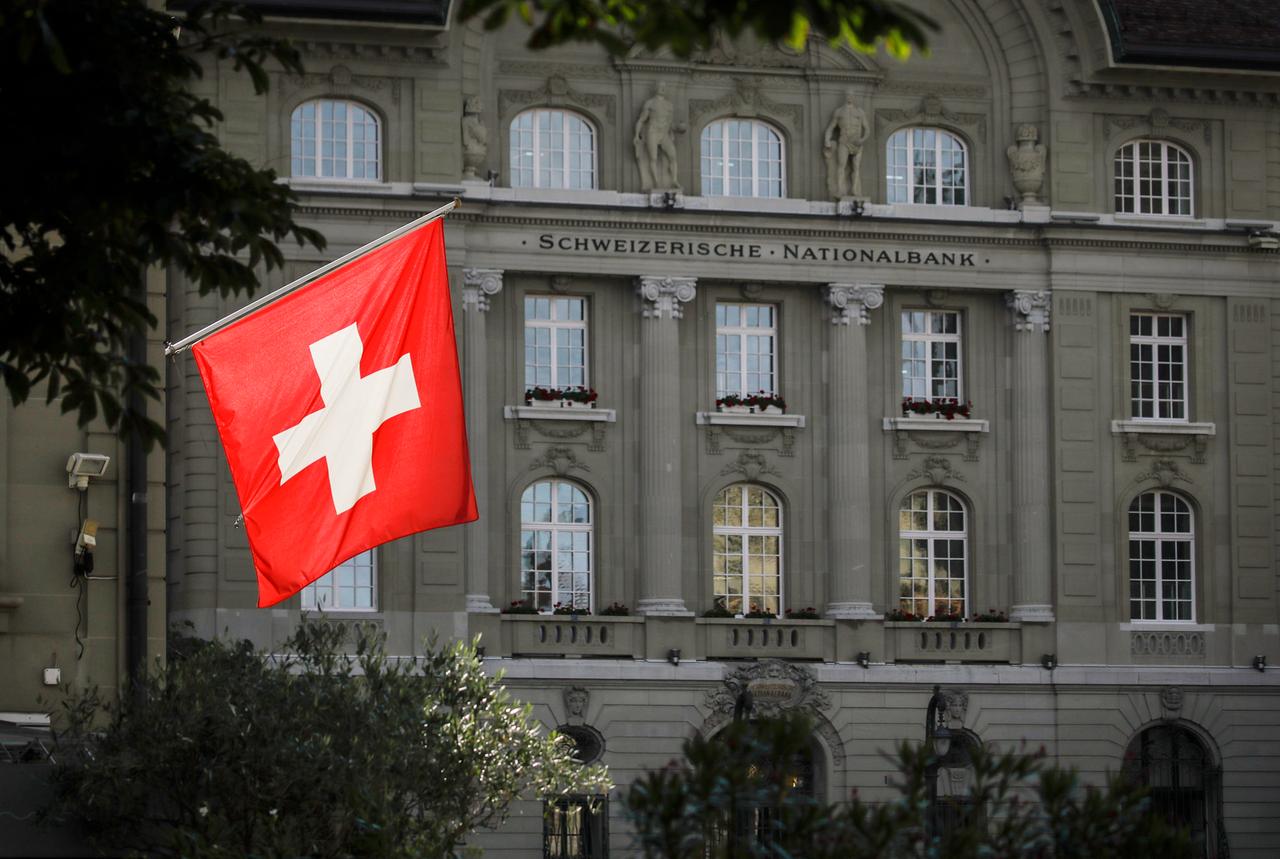 Vor dem Gebäude der Schweizerischen Nationalbank in Bern weht die Schweizer Nationalflagge.