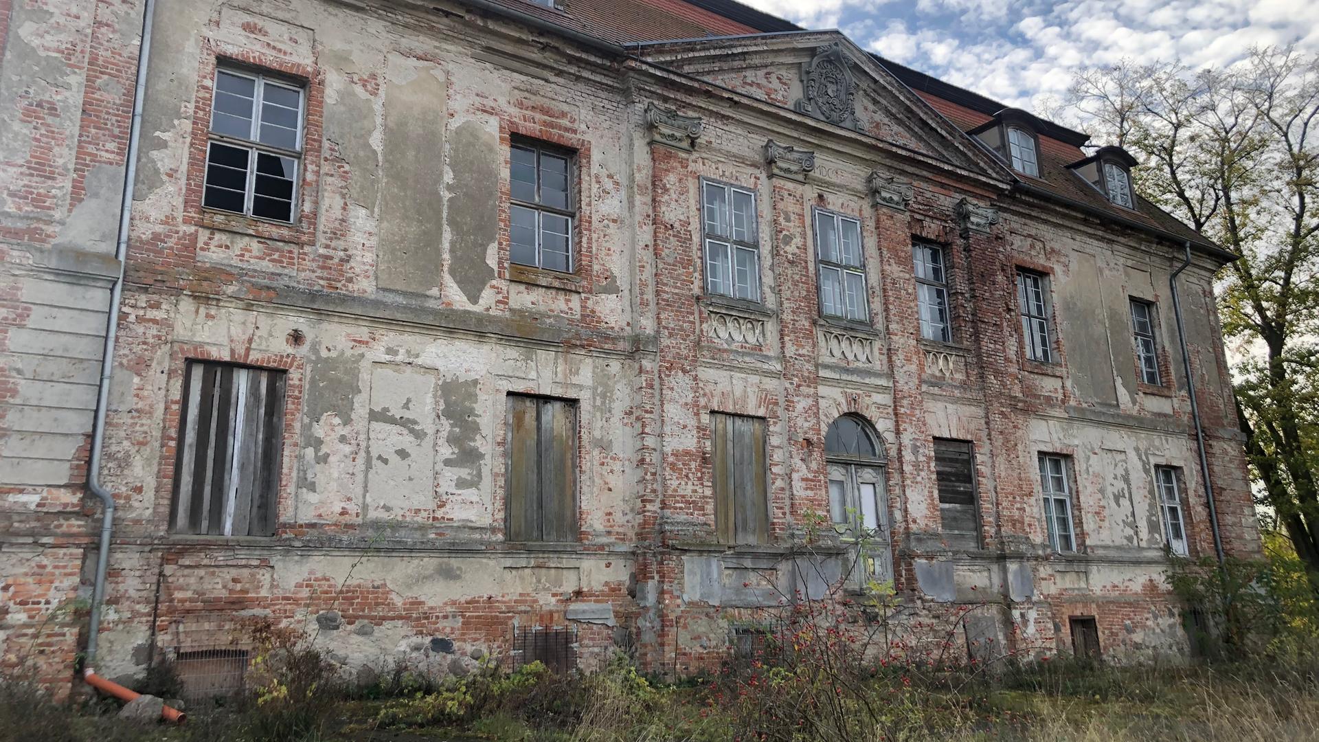 In einem Nebengelass des Barockschlosses Zichow in der Uckermark war einst ein Außenlager des KZ Ravensbrück untergebracht.