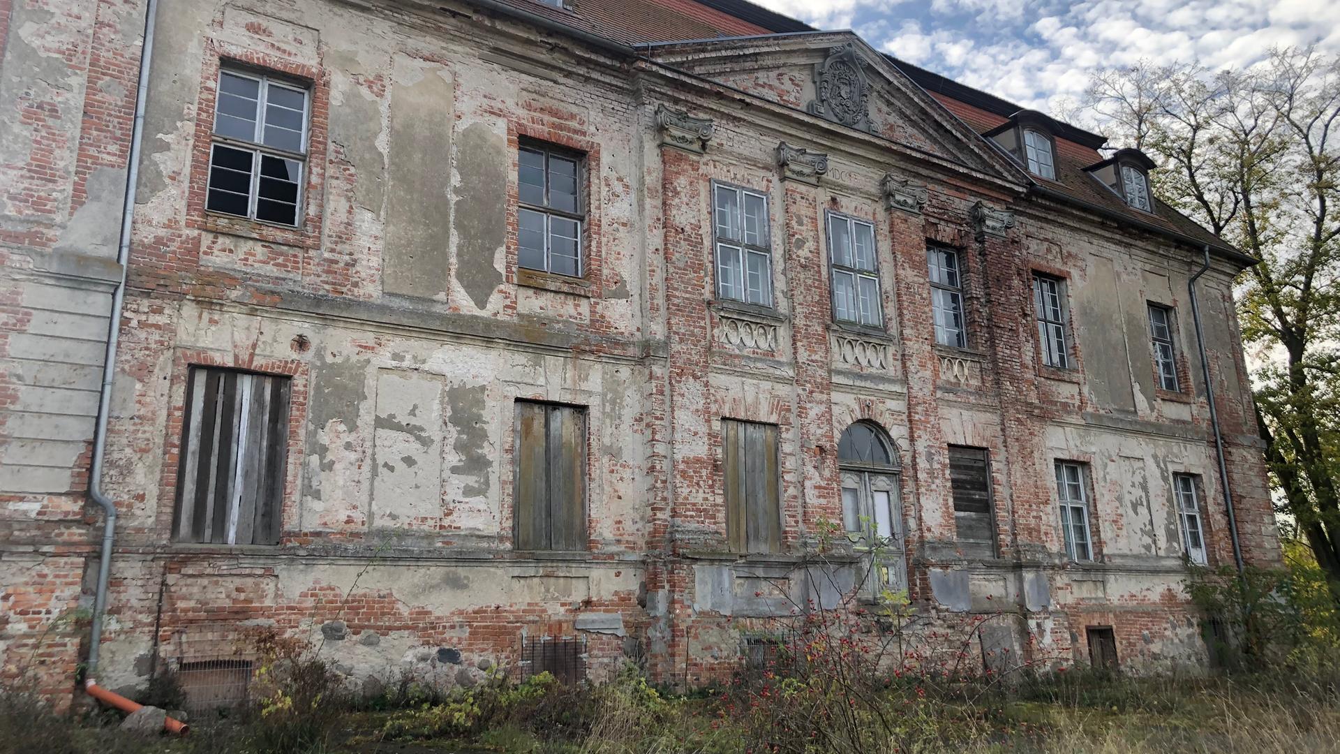In einem Nebengelass des Barockschlosses Zichow in der Uckermark war einst ein Außenlager des KZ Ravensbrück untergebracht. In einem Nebengelass des Barockschlosses Zichow in der Uckermark war einst ein Außenlager des KZ Ravensbrück untergebracht.