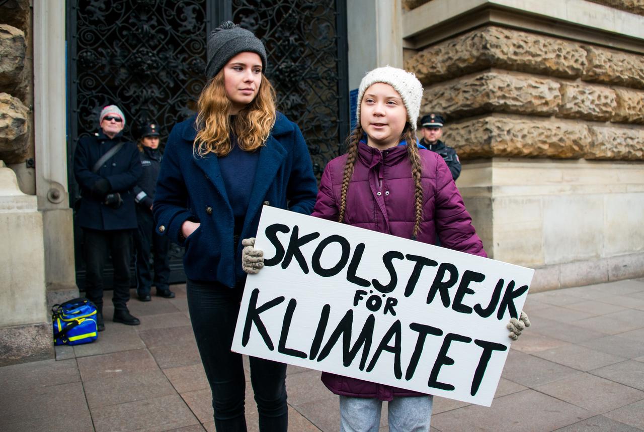 2019 in Hamburg: Luisa Neubauer, deutsche Klimaaktivistin und eine der Hauptorganisatorinnen des Schulstreiks Fridays for Future, und Greta Thunberg. Die schwedische Klimaaktivistin war erstmals für einen Schulstreik für mehr Klimaschutz nach Deutschland gekommen. 2019 in Hamburg: Luisa Neubauer, deutsche Klimaaktivistin und eine der Hauptorganisatorinnen des Schulstreiks Fridays for Future, und Greta Thunberg. Die schwedische Klimaaktivistin war erstmals für einen Schulstreik für mehr Klimaschutz nach Deutschland gekommen.