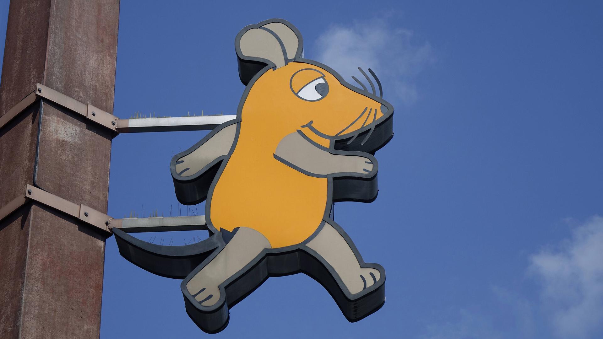 Ein Schild mit der "Maus" vor blauem Himmel Ein Schild mit der "Maus" vor blauem Himmel