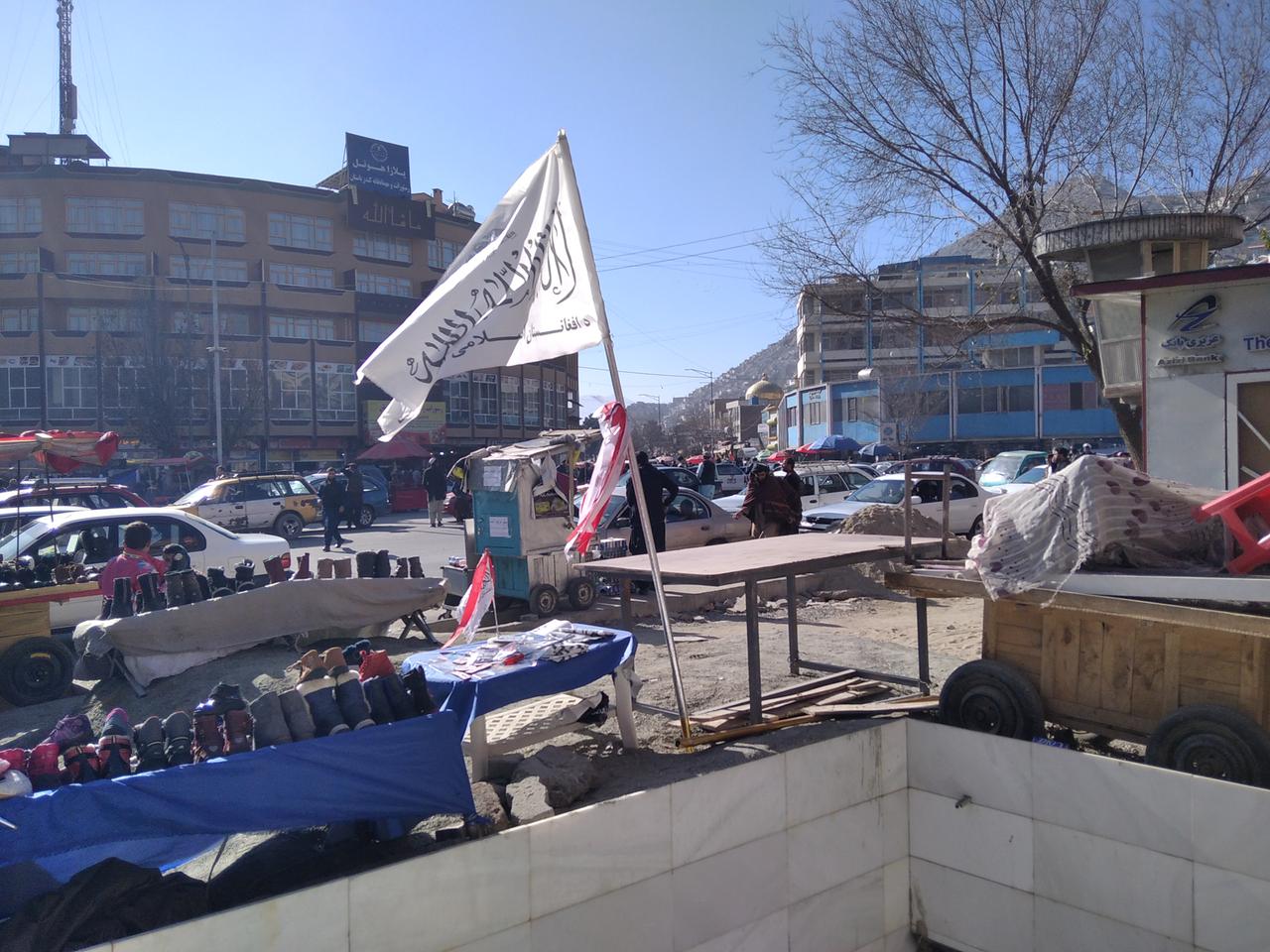 Markt im Zentrum von Kabul mit der neuen Fahne des Islamischen Emirats Afghanistan Markt im Zentrum von Kabul mit der neuen Fahne des Islamischen Emirats Afghanistan