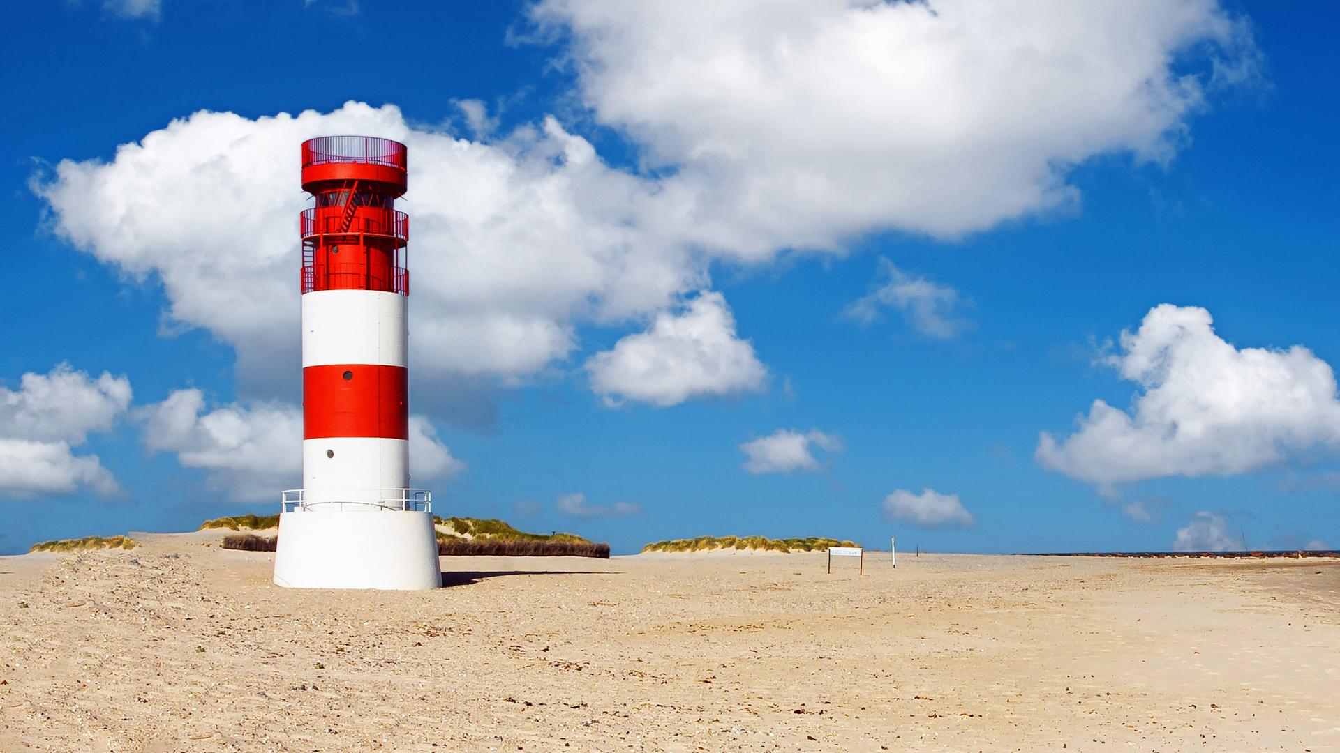 Ein weiß-roter Leuchtturm auf der Helgoland-Düne. Ein weiß-roter Leuchtturm auf der Helgoland-Düne.