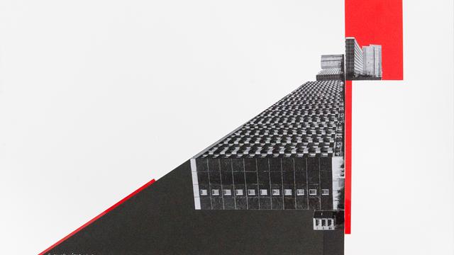 Fotocollage mit Schwarz-Weiß-Aufnahmen von Plattenbauten aus der Rostocker Siedlung Groß Klein aus dem Jahr 1983: Auf der vorderen Aufnahme ist ein Plattenbau horizontal gekippt, im hinteren Bereich sieht man aufrecht stehende Plattenbauten. Rote Farbflächen verbinden beide Aufnahmen.
