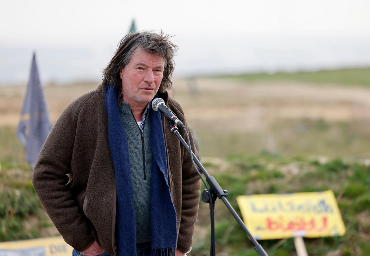 Landwirt Eckardt Heukamp spricht bei einer Pressekonferenz von Fridays for Future zur aktuellen Situation rund um den Ort Lützerath in Nordrhein-Westfalen Landwirt Eckardt Heukamp spricht bei einer Pressekonferenz von Fridays for Future zur aktuellen Situation rund um den Ort Lützerath in Nordrhein-Westfalen