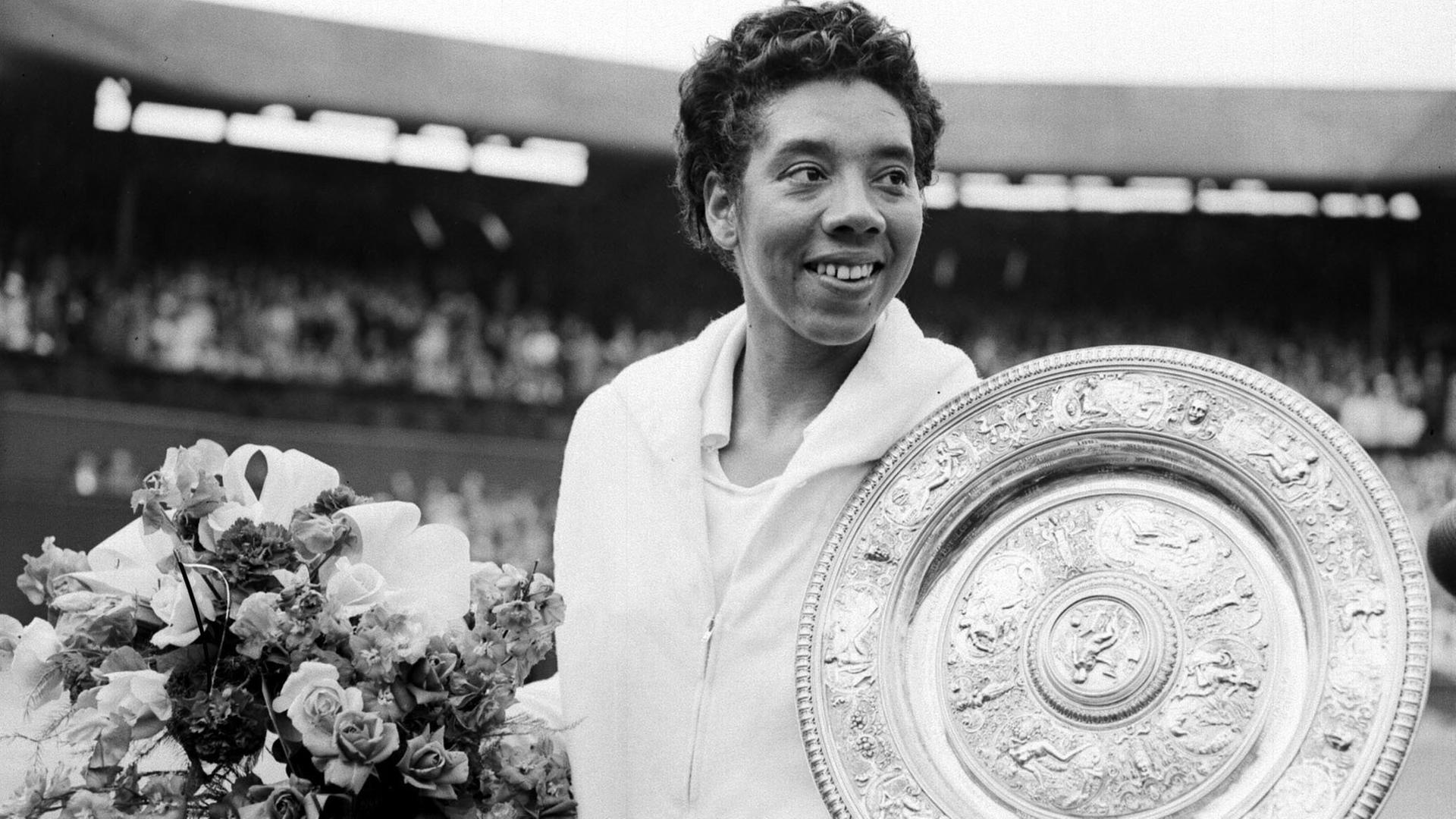 Die schwarze US-Amerikanerin Althea Gibson gewinnt das Damen-Einzel in Wimbledon 1958. Die schwarze US-Amerikanerin Althea Gibson gewinnt das Damen-Einzel in Wimbledon 1958.