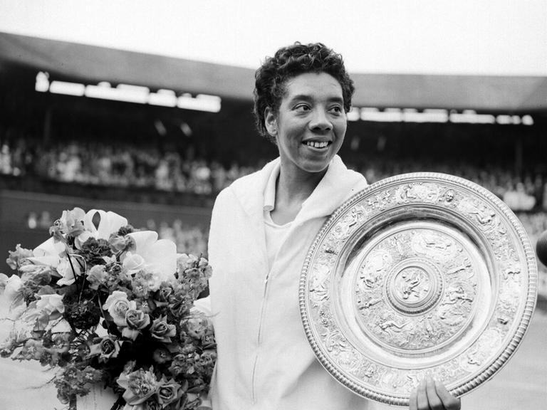 Die schwarze US-Amerikanerin Althea Gibson gewinnt das Damen-Einzel in Wimbledon 1958.