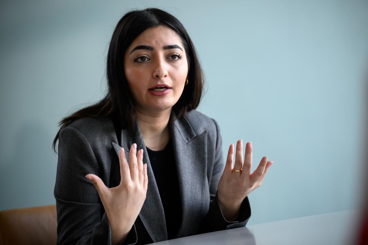 Reem Alabali-Radovan (SPD), Staatsministerin und Beauftragte der Bundesregierung für Migration, Flüchtlinge und Integration, sitzt an einem Tisch und gestikuliert. Reem Alabali-Radovan (SPD), Staatsministerin und Beauftragte der Bundesregierung für Migration, Flüchtlinge und Integration, sitzt an einem Tisch und gestikuliert.