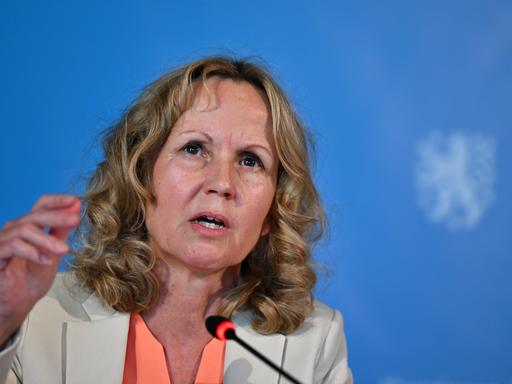 Steffi Lemke (Bündnis90/Die Grünen), Bundesministerin für Umwelt, Naturschutz, nukleare Sicherheit und Verbraucherschutz, spricht während einer Pressekonferenz zum Abschluss der Verbraucherschutzministerkonferenz der Länder zu den Ergebnissen. 