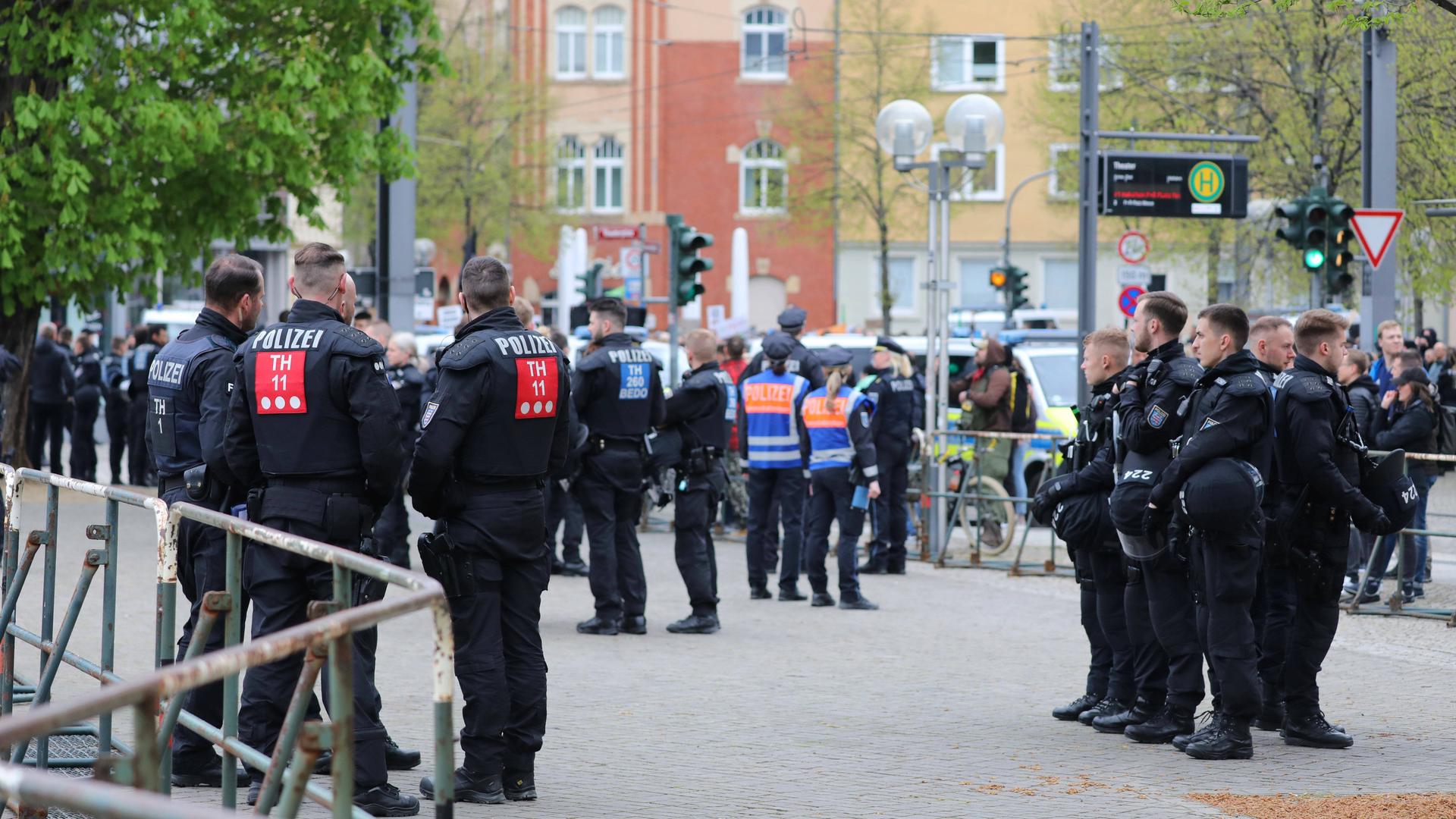 Kundgebung der AfD in Erfurt - Polizisten sichern strategisch das Gelände zwischen Kundgebung und Gegenprotest ab