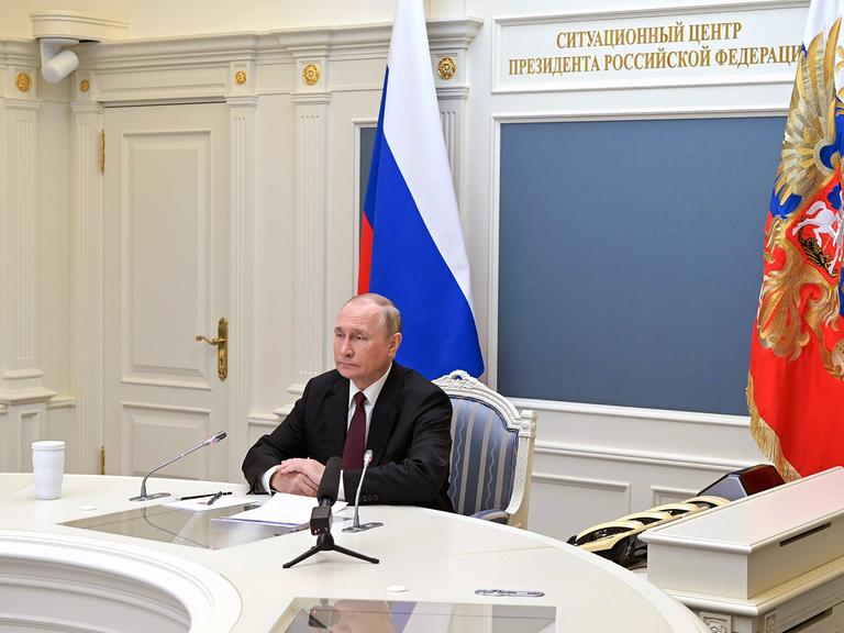 Russlands Präsident und Oberster Feldherr der russischen Streitkräfte Wladimir Putin verfolgt ein militärisches Training seiner Truppen