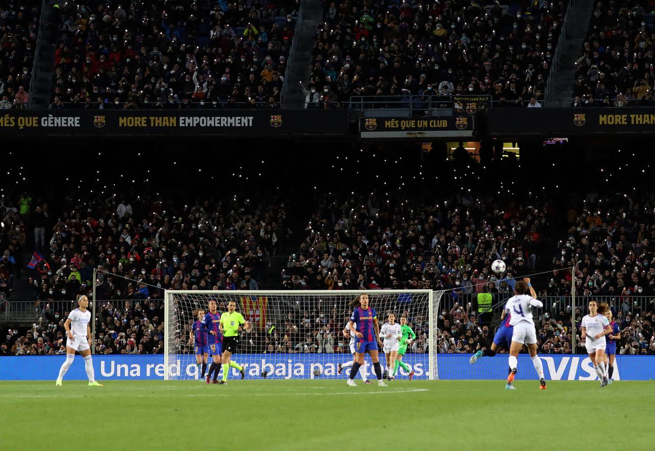 Eine Szene aus dem Spiel FC Barcelona gegen Real Madrid in der Frauen Champions League Eine Szene aus dem Spiel FC Barcelona gegen Real Madrid in der Frauen Champions League