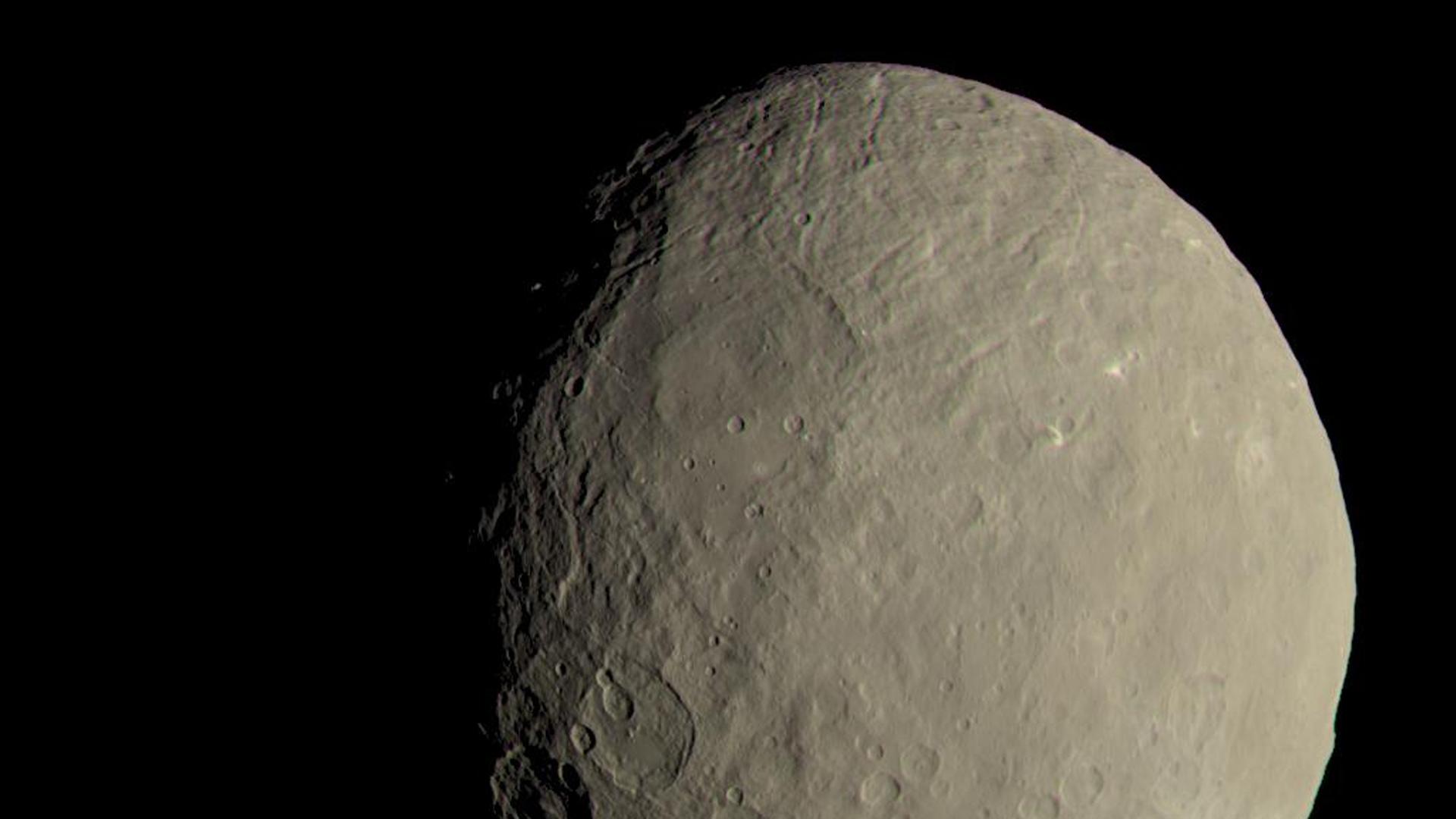 Der Asteroid Ceres wurde von der Raumsonde Dawn besucht – an Bord war eine Kamera des Max-Planck-Instituts für Sonnensystemforschung aus der Gauß-Stadt Göttingen. Der Asteroid Ceres wurde von der Raumsonde Dawn besucht – an Bord war eine Kamera des Max-Planck-Instituts für Sonnensystemforschung aus der Gauß-Stadt Göttingen.