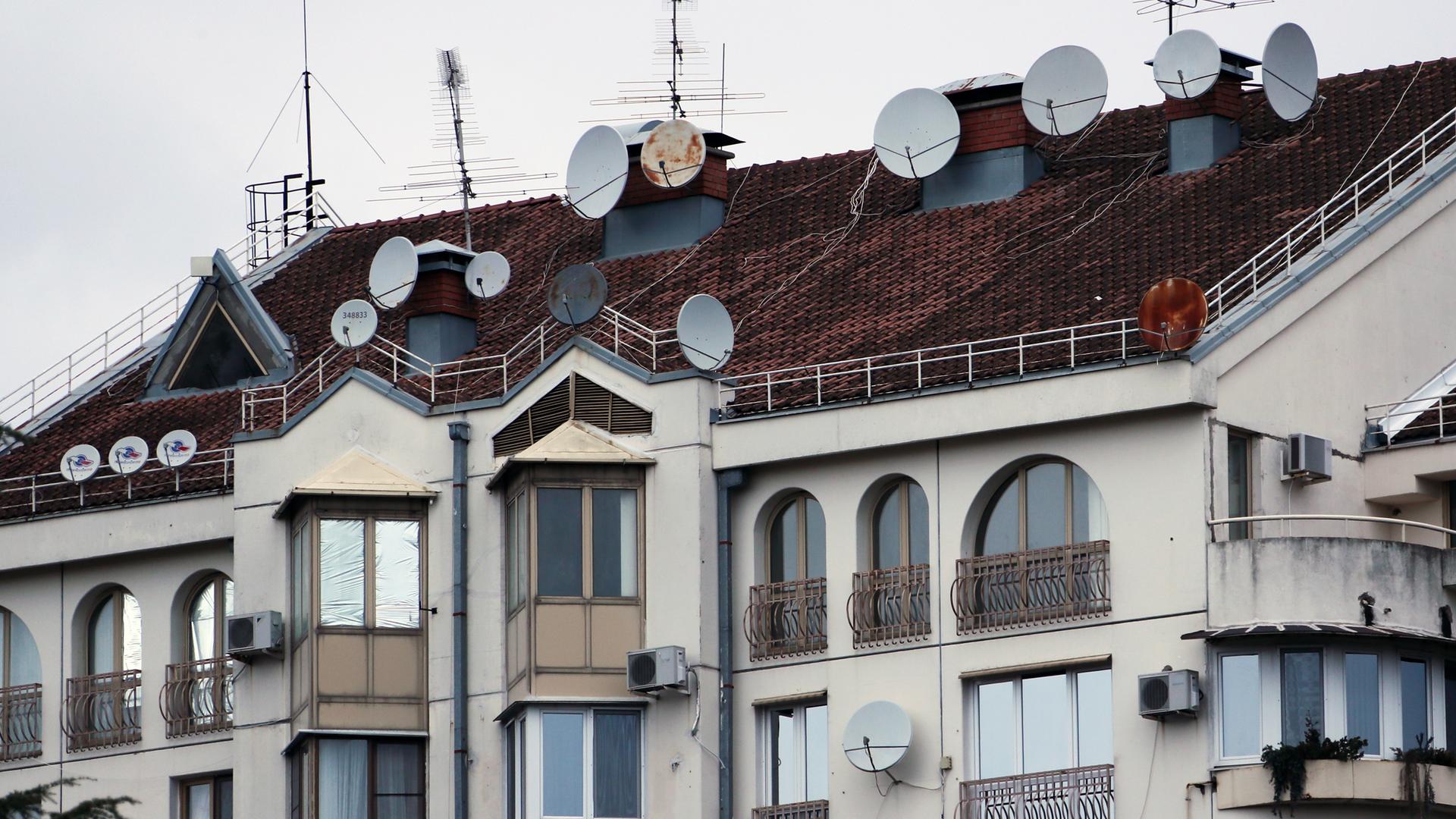Satellitenschüsseln an einem Wohnhaus in Sotschi, Russland Satellitenschüsseln an einem Wohnhaus in Sotschi, Russland
