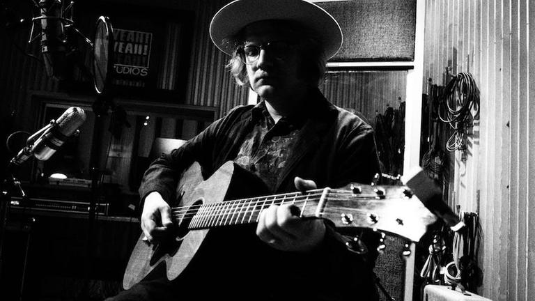 Der Singer-Songwriter Philip Bradatsch spielt auf der Akustikgitarre. Der Singer-Songwriter Philip Bradatsch spielt auf der Akustikgitarre.