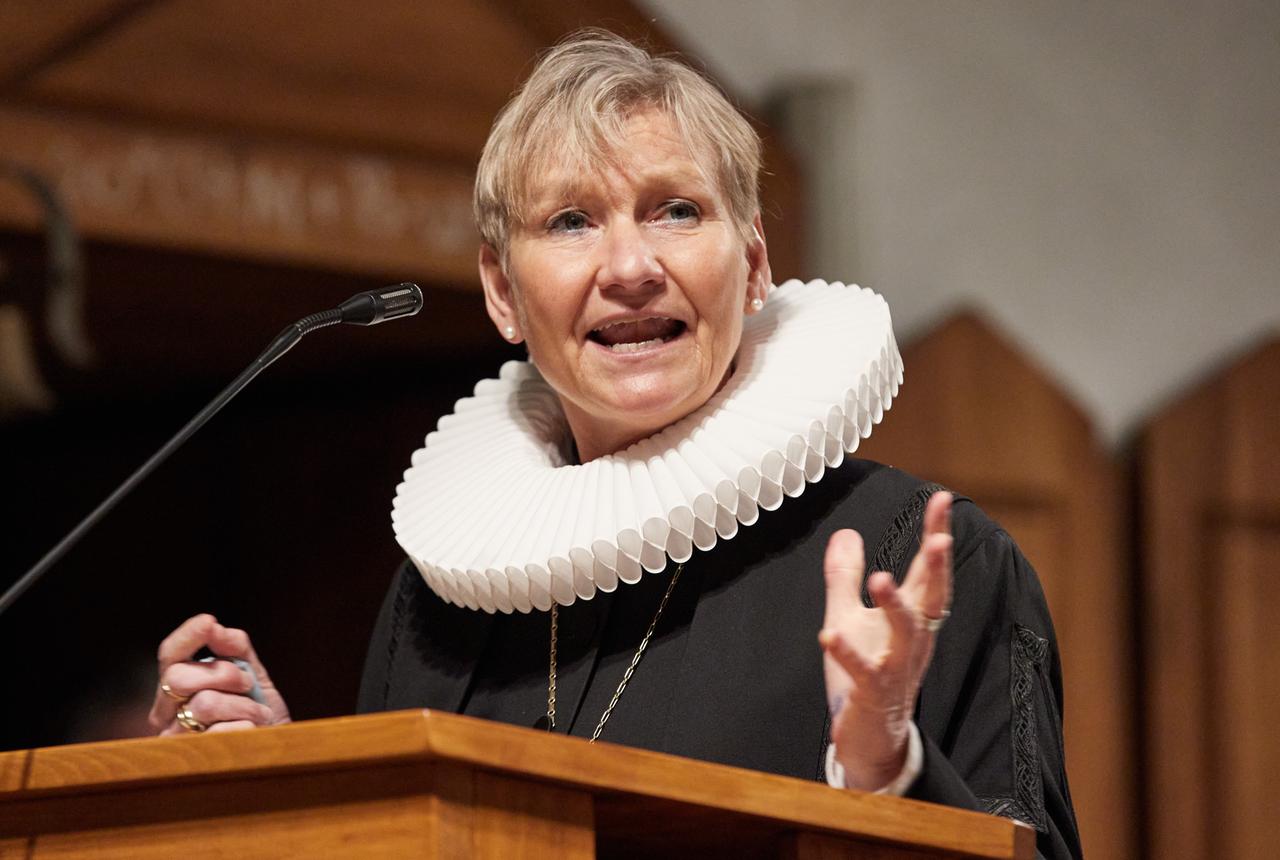 Kirsten Fehrs, Bischöfin, spricht im Dezember 2021 in der Herz-Jesu-Kirche in Hamburg-Hamm während einer Aussendungsfeier. Kirsten Fehrs, Bischöfin, spricht im Dezember 2021 in der Herz-Jesu-Kirche in Hamburg-Hamm während einer Aussendungsfeier.