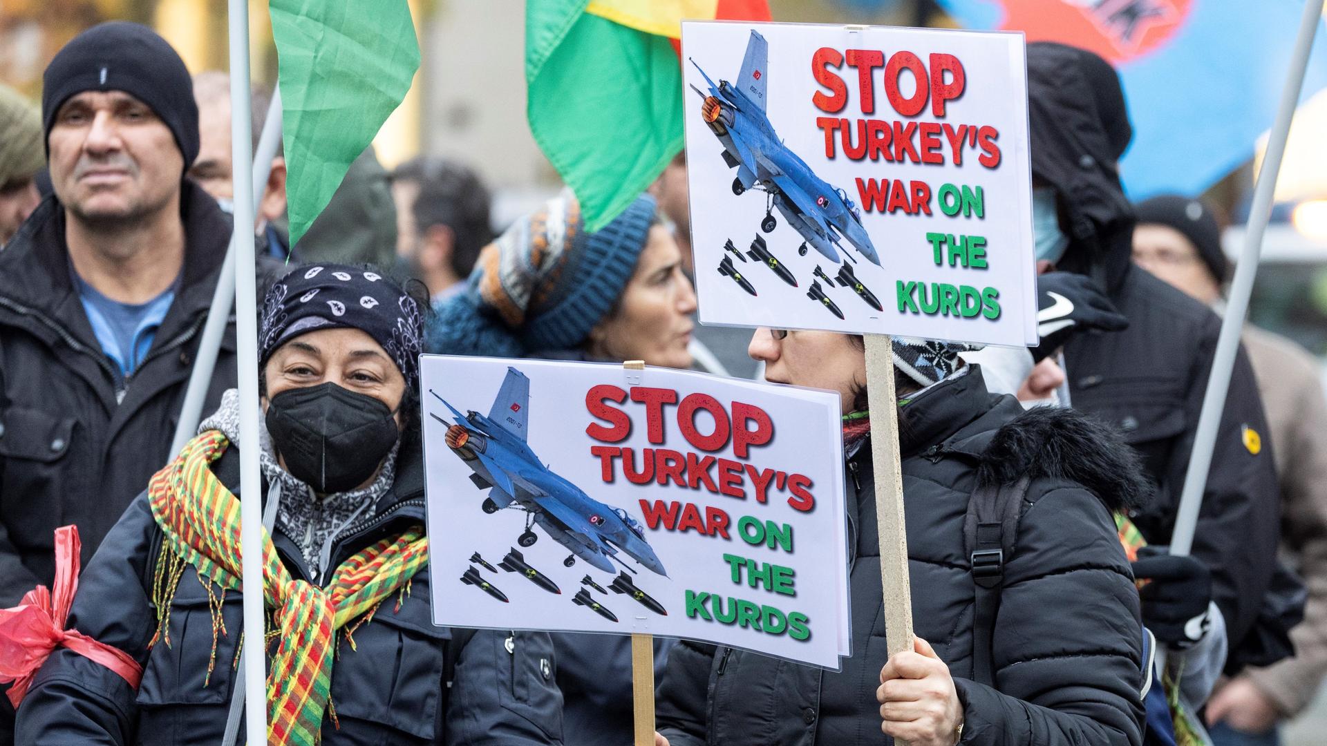 Menschen demonstrieren gegen das türkische Vorgehen gegen Kurden