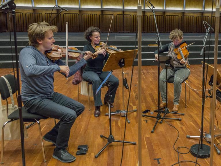 Auf dem Bild sind die vier Musiker des Asasello Quartetts zu sehen, wie sie im Kammermusiksaal proben. 