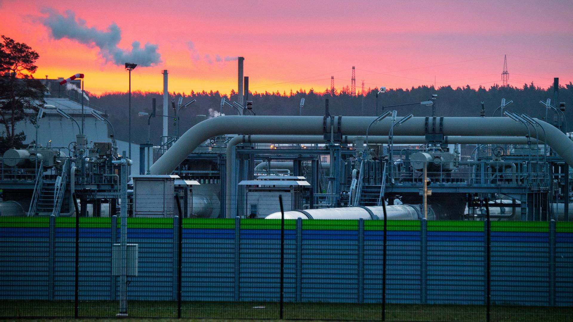 Blick auf Rohrsysteme und Absperrvorrichtungen in der Gasempfangsstation der Ostseepipeline Nord Stream 2. Blick auf Rohrsysteme und Absperrvorrichtungen in der Gasempfangsstation der Ostseepipeline Nord Stream 2.