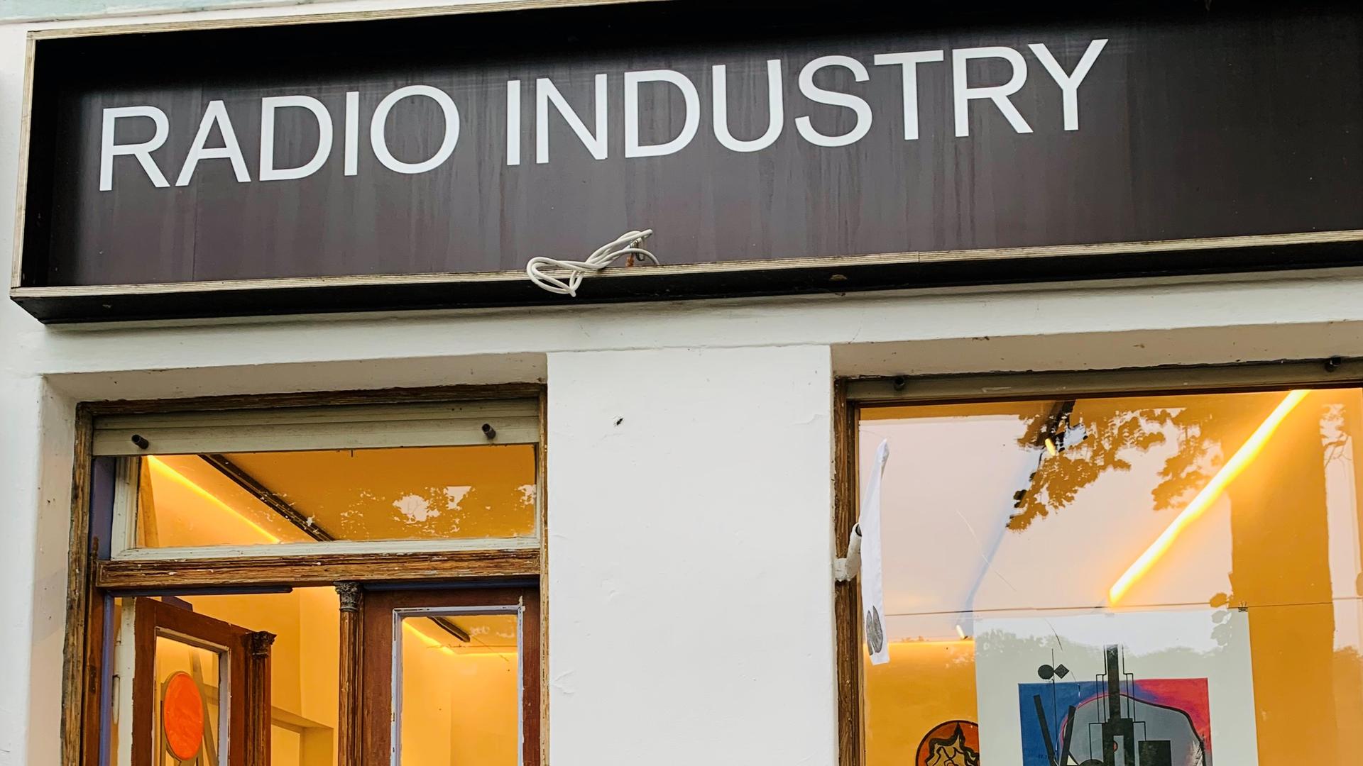 Die Fensterfront von Radio Woltersdorf sieht aus wie eine Galerie, hier trifft Radio Kunst. Die Fensterfront von Radio Woltersdorf sieht aus wie eine Galerie, hier trifft Radio Kunst.