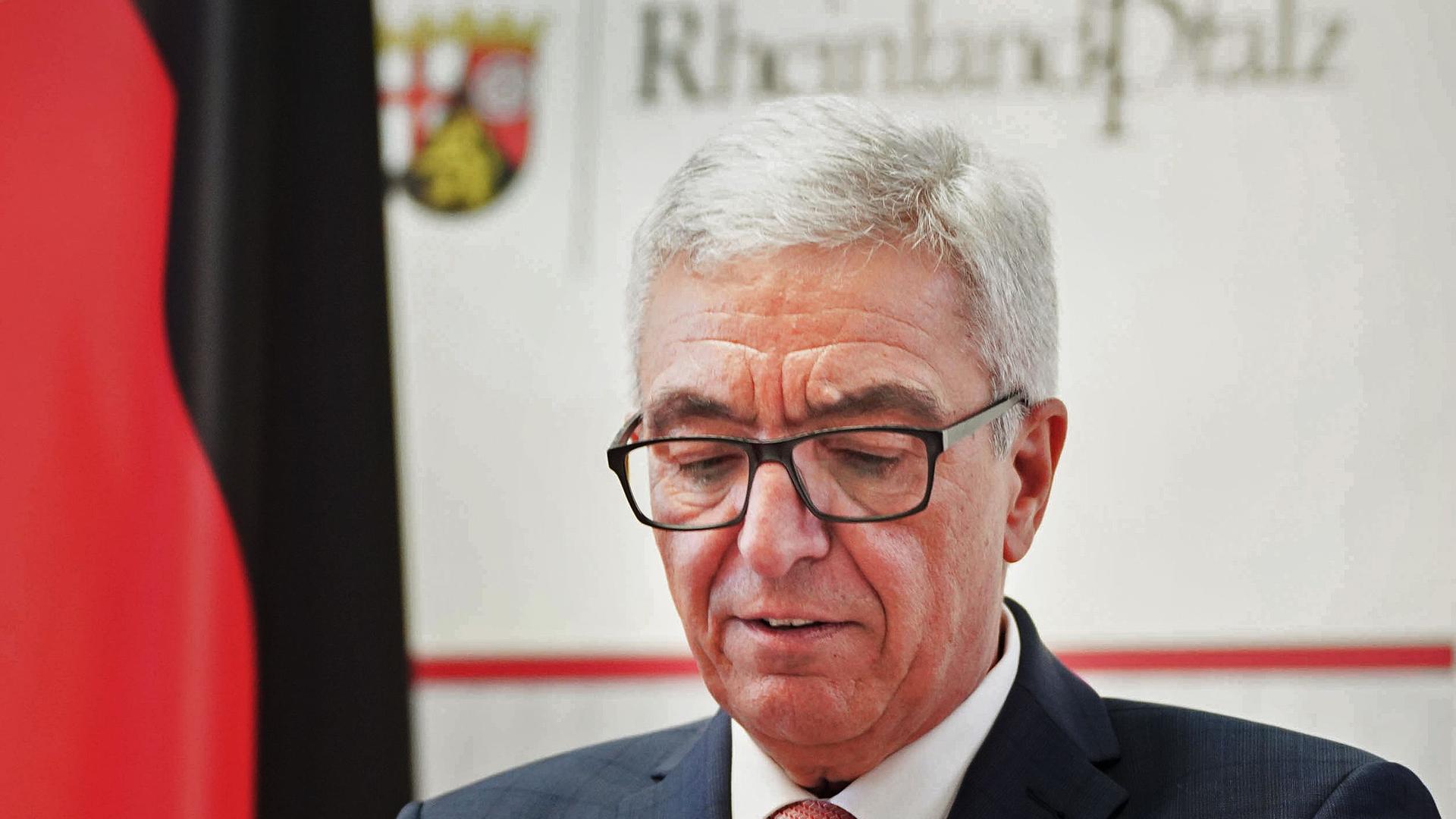 Rheinland-Pfalz, Mainz: Der rheinland-pfälzische Innenminister Roger Lewentz (SPD) spricht bei einer kurzen Pressekonferenz, bei der er seinen Rücktritt bekanntgibt. 