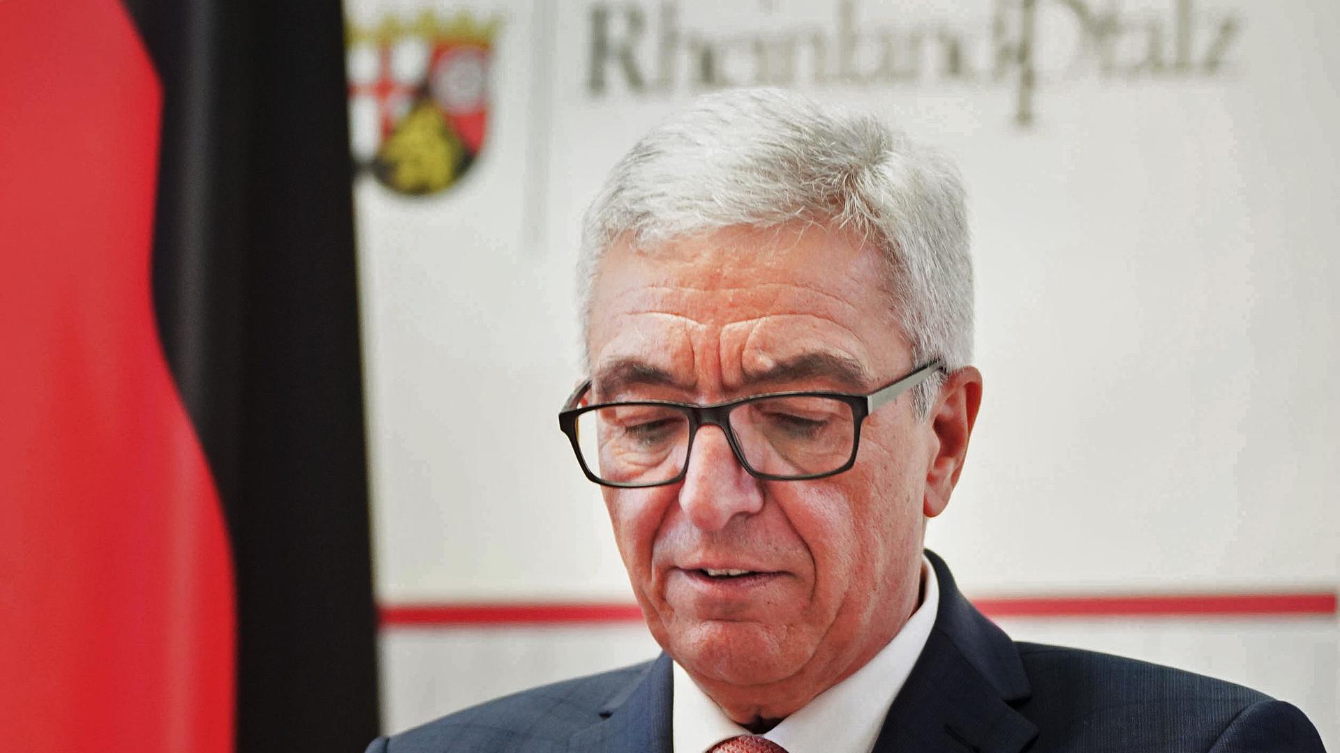 Rheinland-Pfalz, Mainz: Der rheinland-pfälzische Innenminister Roger Lewentz (SPD) spricht bei einer kurzen Pressekonferenz, bei der er seinen Rücktritt bekanntgibt. Rheinland-Pfalz, Mainz: Der rheinland-pfälzische Innenminister Roger Lewentz (SPD) spricht bei einer kurzen Pressekonferenz, bei der er seinen Rücktritt bekanntgibt.