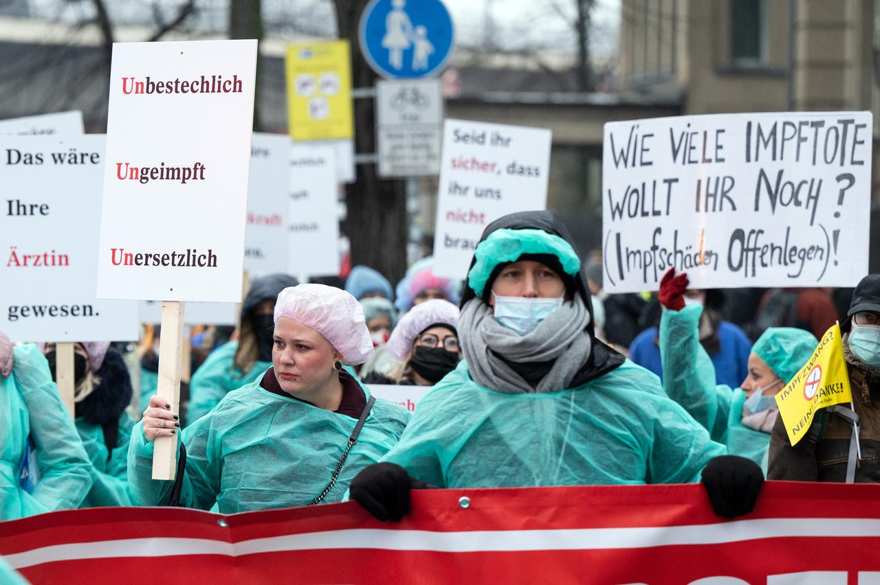 Eine Demonstrantin hält ein Schild mit der Aufschrift "Wie viele Impftote wollt ihr noch? (Impfschäden Offenlegen)!". Die Demonstration richtet sich gegen die staatlichen Corona-Regeln. Eine Demonstrantin hält ein Schild mit der Aufschrift "Wie viele Impftote wollt ihr noch? (Impfschäden Offenlegen)!". Die Demonstration richtet sich gegen die staatlichen Corona-Regeln.