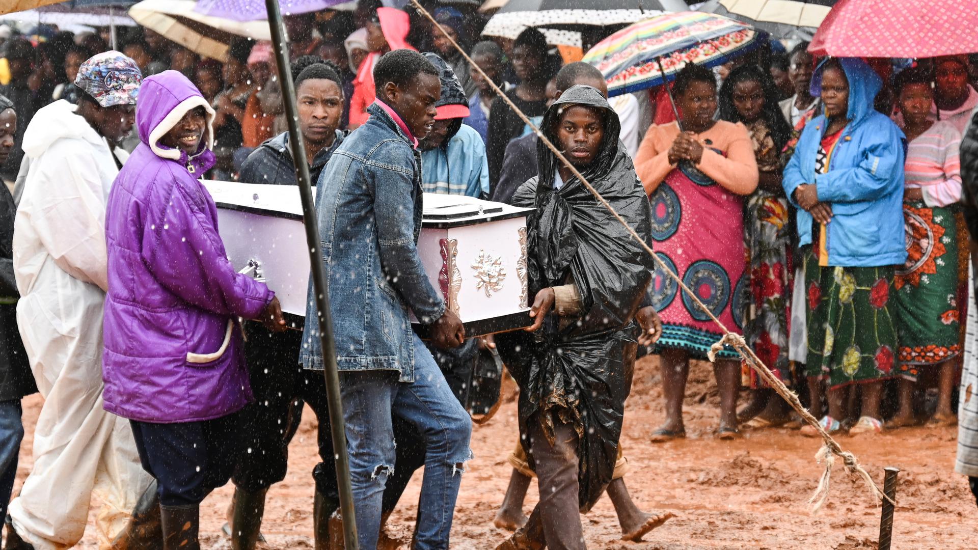 Sargträger tragen einen Sarg bei der Beerdigungszeremonie für Menschen, die durch die schweren Regenfälle des Zyklons Freddy ums Leben kamen.